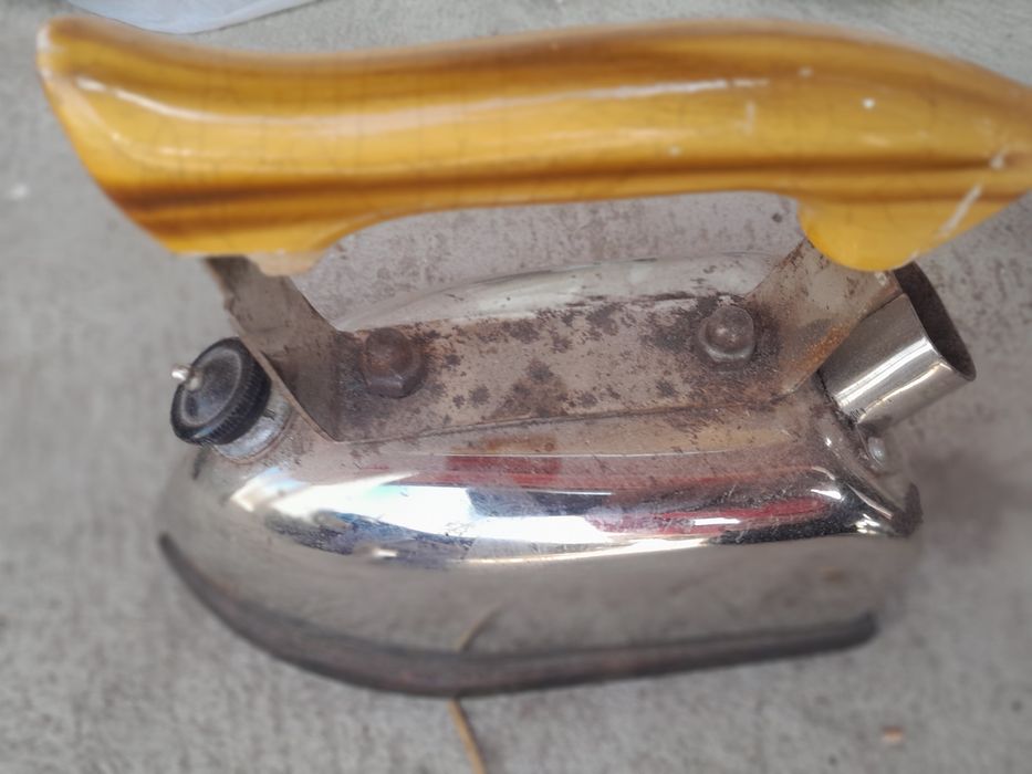 Fier de călcat vechi