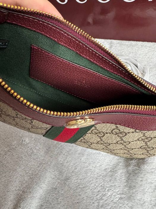 Нова чанта на Guess