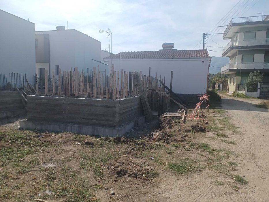 Продава новострояща се къща 50м2 с двор 115м2 в Паралия Врасна, Гърция