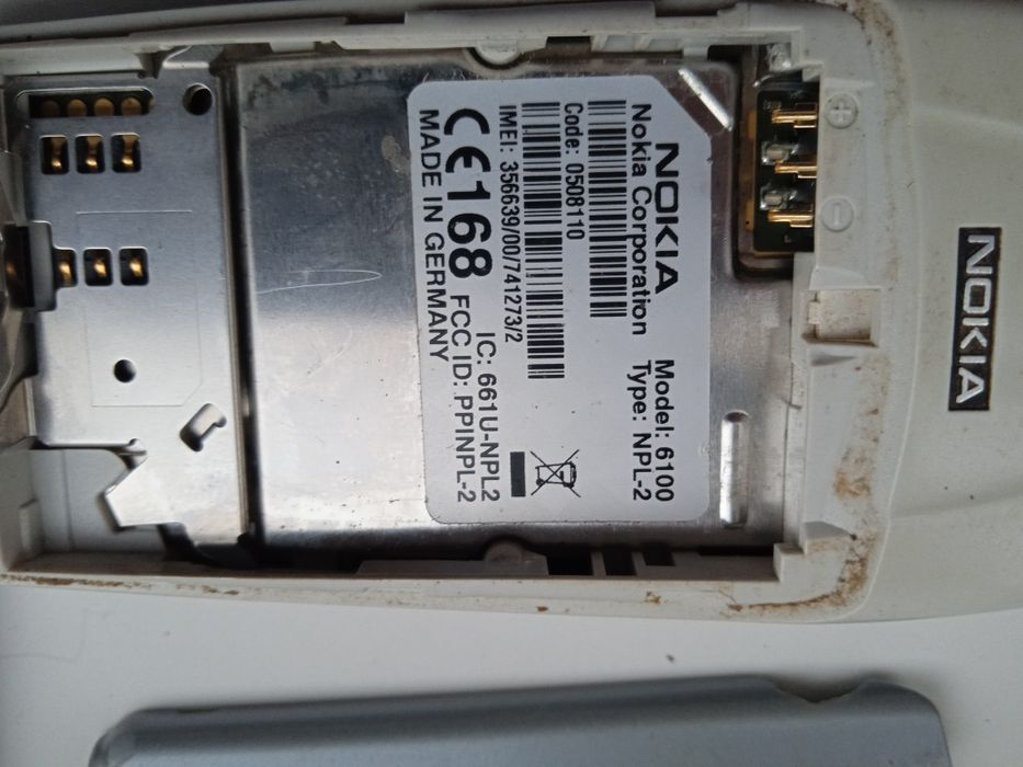 Сотовый телефон Nokia 6100.