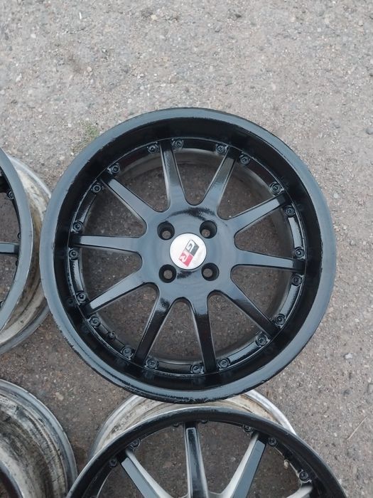Диски R17 на многие авто. Один вареный.