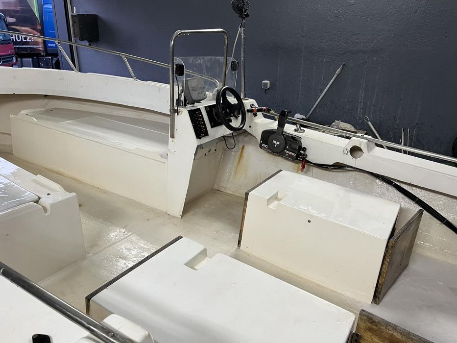 Лодка с мотор и колесар