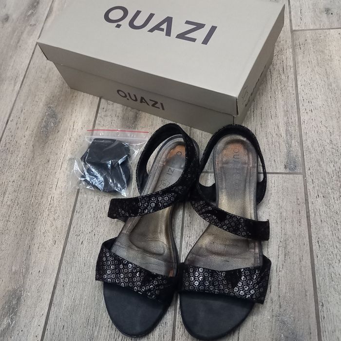 Sandale negre cu floricele