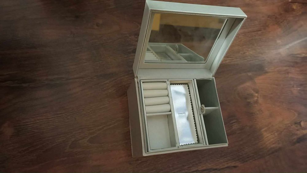 Ново!Кутия за бижута, Несесер