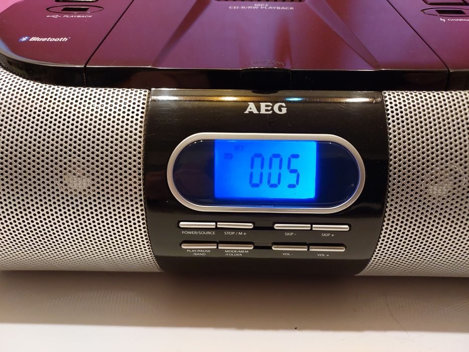 Radio AEG player stereo Cd/MP3/USB/AUX /charger. Stare foarte bună.