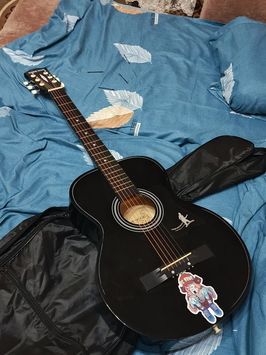 Продам акустическую гитару