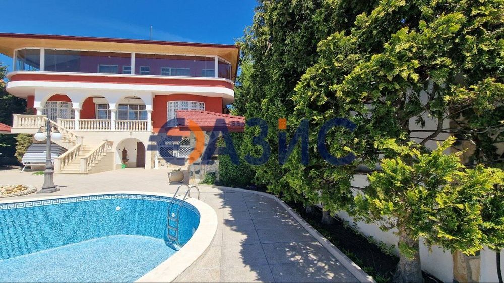 Уникална къща със собствена инфраструктура в идеалната локация на