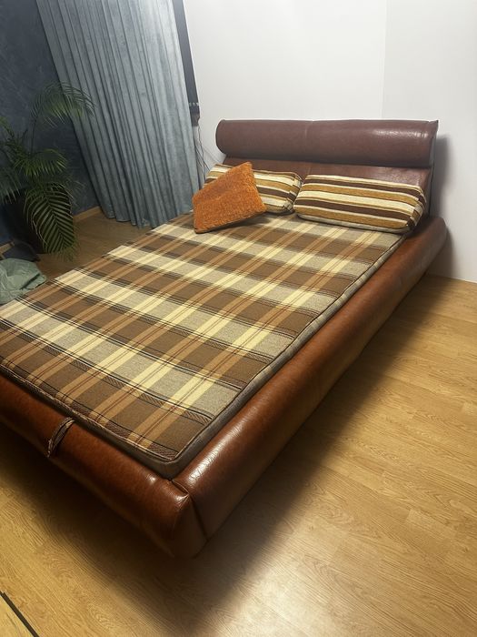 De vinzare pat tapitat cu piele maro