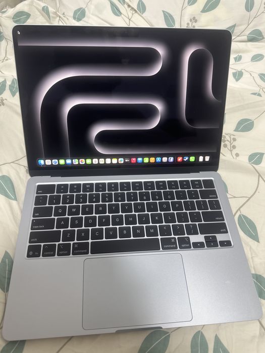 Продам macbook air 13 m4 16/512