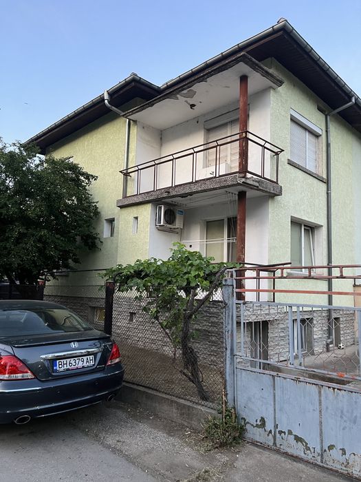 Къща близнак РЗП 180кв.м., самостоятелен двор 270кв.м. к.с.Васил Левски