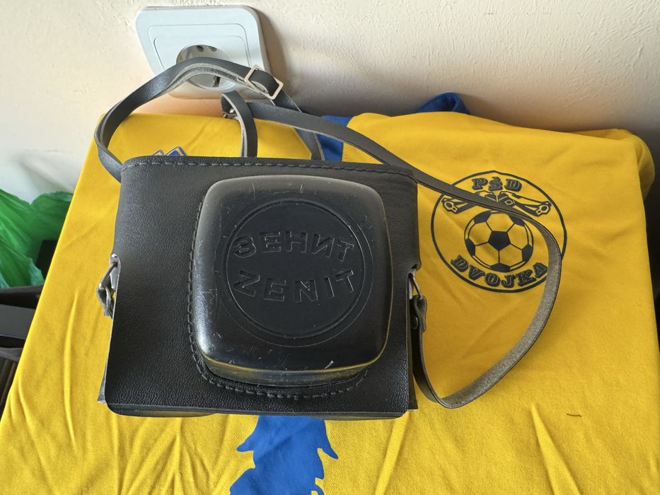 Продавам ползвани руски фотоапарат Зенит и светкавица Норма.