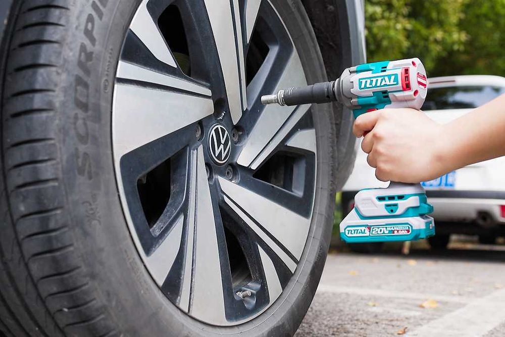 Masina de impact cu 2 acumulator Total ..