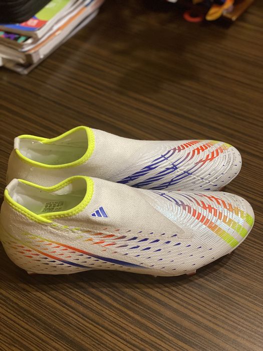 Ghete de fotbal Nike Tiempo și Adidas Predator