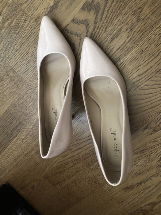 Sandale si pantofi de vanzare