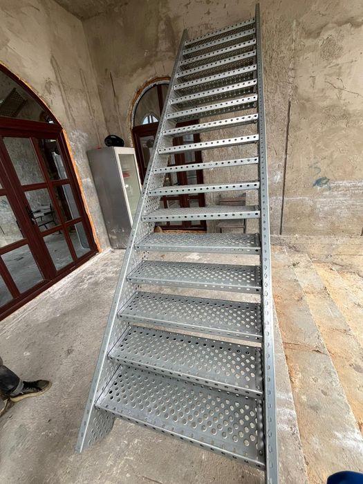 Scări metalice zincate