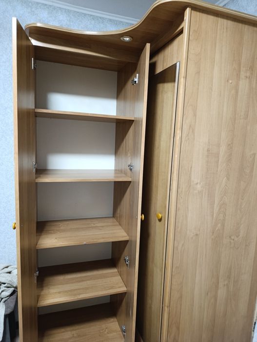 Продам шкаф угловой с зеркалом, б/у