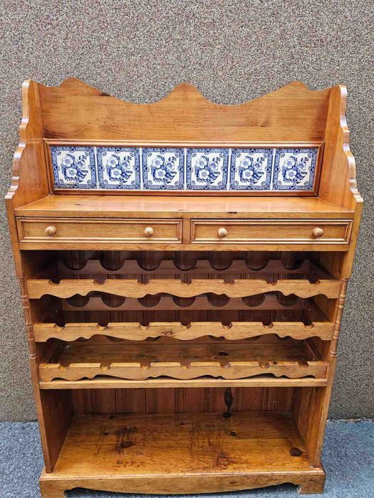 Шкаф за вино изработен изцяло от дърво