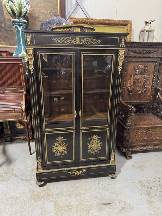 Vitrina napoleon III - intarsii si filee din alama, elemente bronz