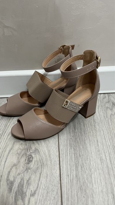 Женские босоножки