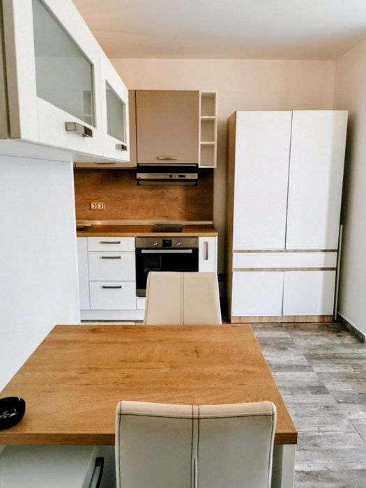 Модерно студио под наем с парко място.