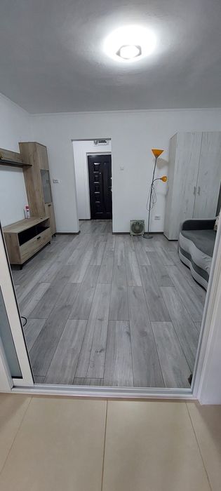 Închiriez garsoniera