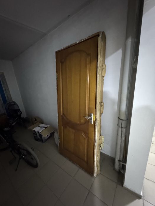 Деревянная входная дверь