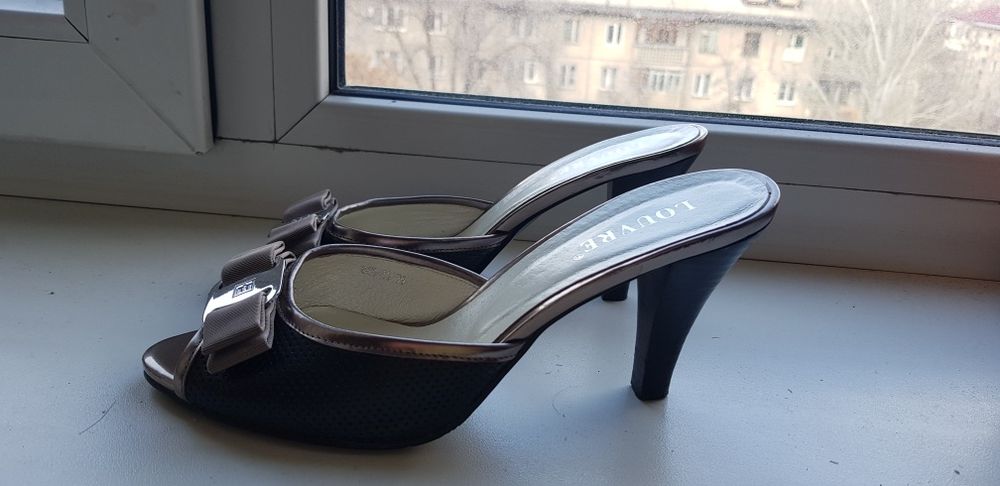 Новые кожаные босоножки