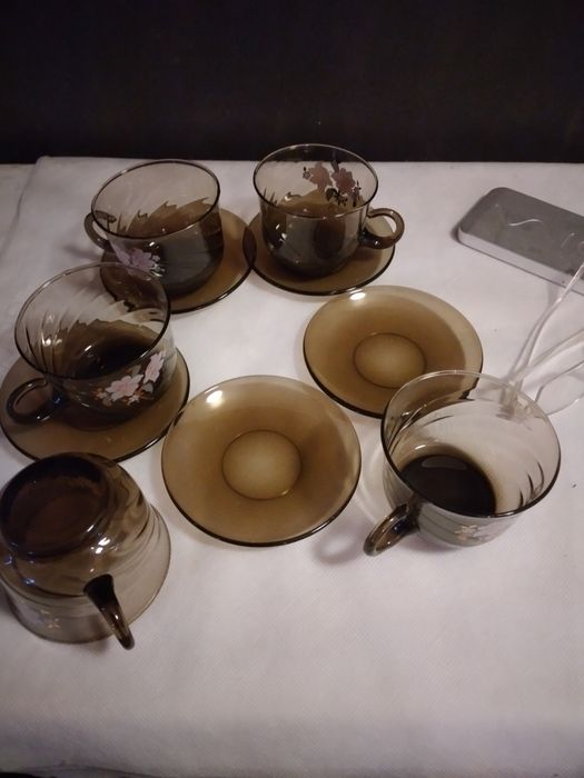 5 чайных чашек с блюдцами