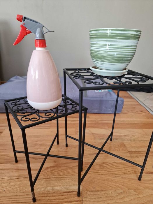стойки за растения, бутилка с пулверизатор и саксия за растения