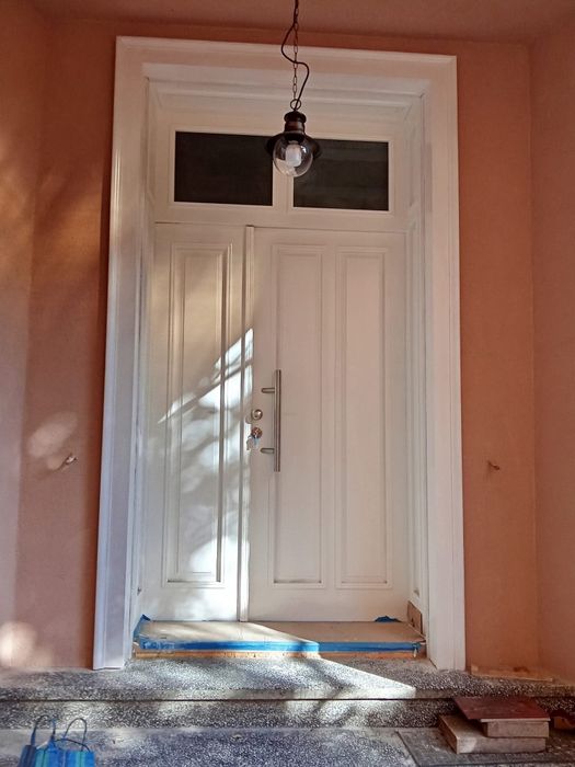 Tamplar execut uși de lemn masiv foișoare terase scări