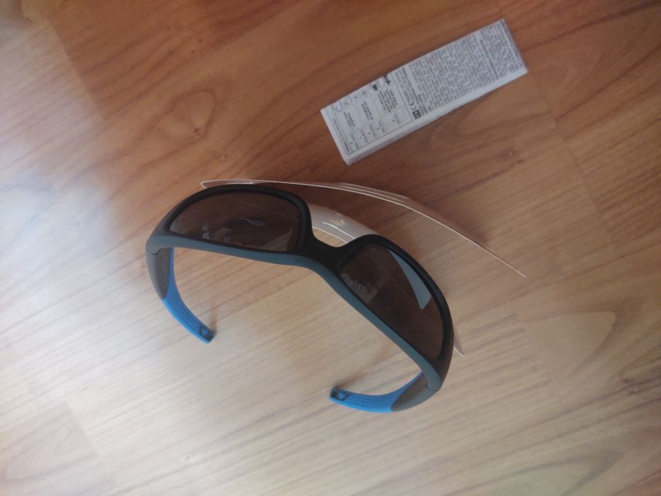 Vând ochelari de soare pentru copii