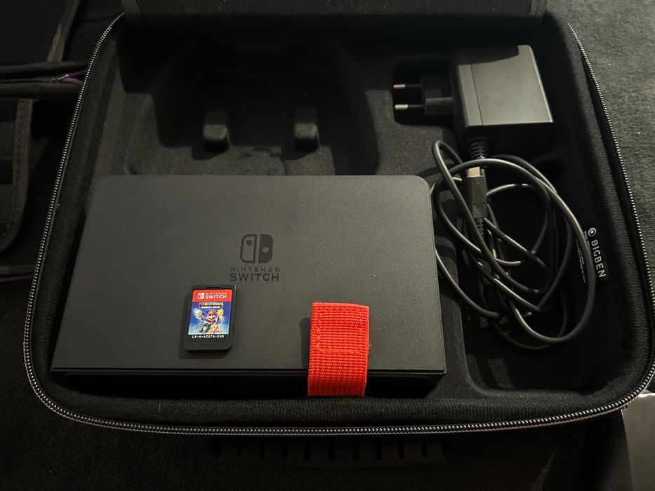 Nintendo Switch Oled Пълен комплект с допълнителни джойкони и калъфи
