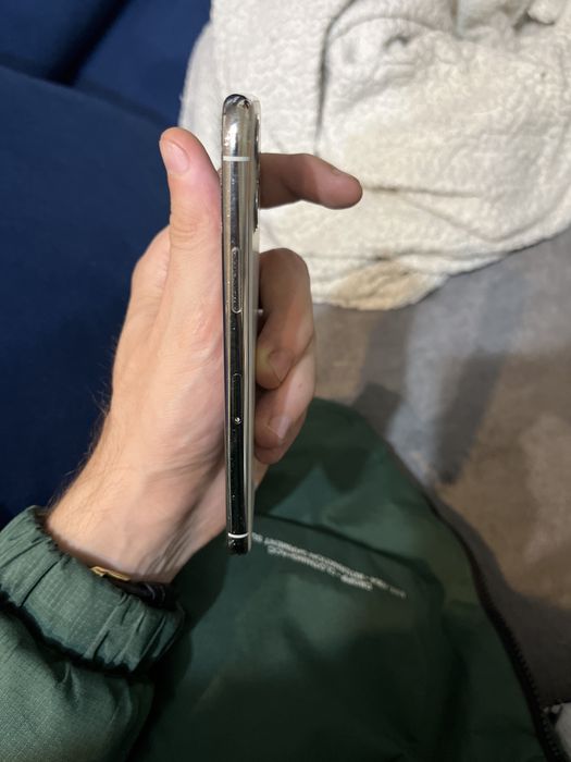 iPhone 11 pro заключен / счупен екран - за части