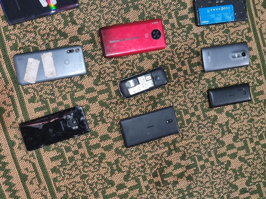( negociez cu pretul !! ) Vand telefoane pentru piese/components,  unele merg, unele nu prea.