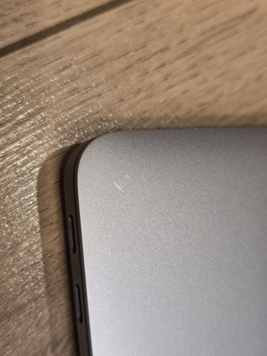 Macbook air 13 инча, M1, 21 цикъла на батерията