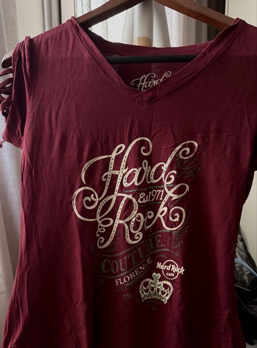 Дамска тениска от Hard Rock Caffe с артистичен дизайн