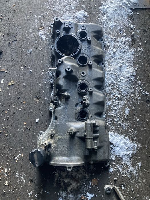 Крышка клапанов головки блока левая Лексус 1URFSE