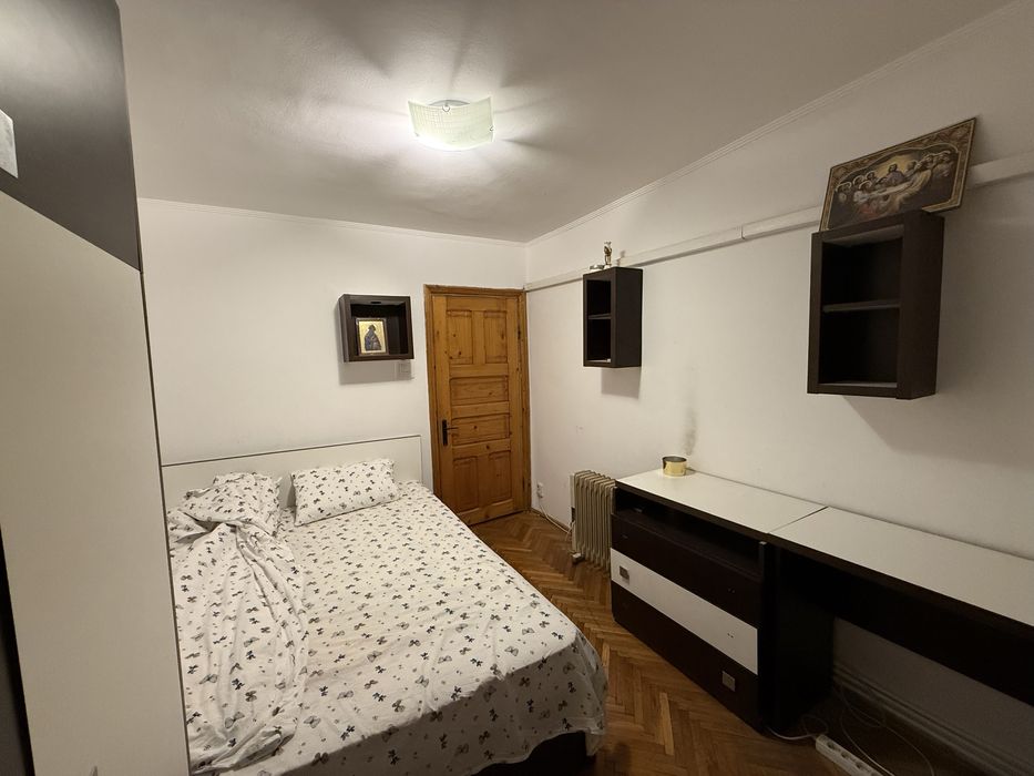 Apartament cu trei camere de vanzare sau chirie si loc de parcare