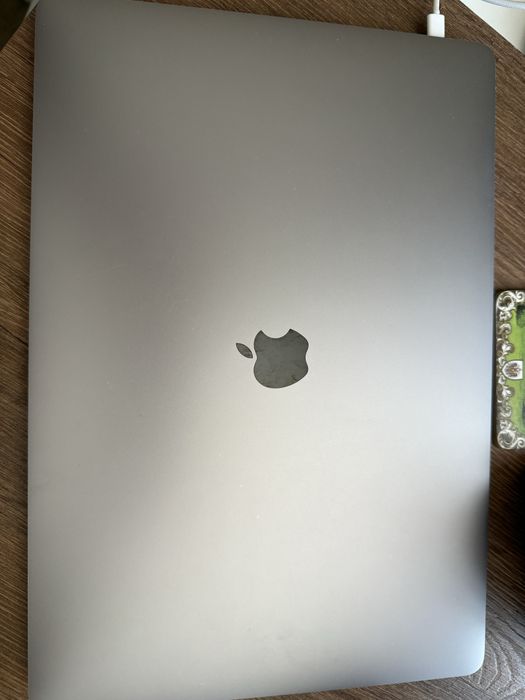 Macbook Pro 16 touchbar i7 32GB RAM 500GB SSD