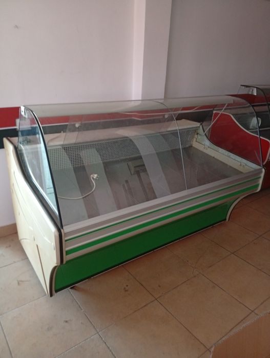 Vând două vitrine frigorifice