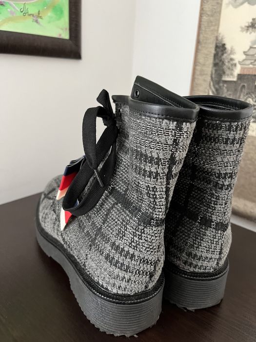 Боти с подвижна панделка