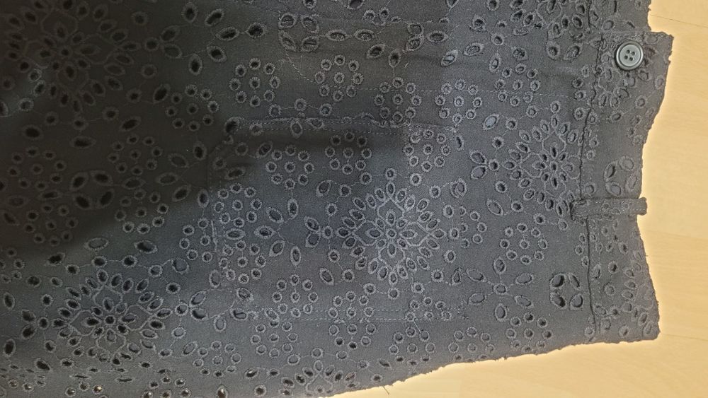 Pantaloni drepti cu broderie perforata de la Zara