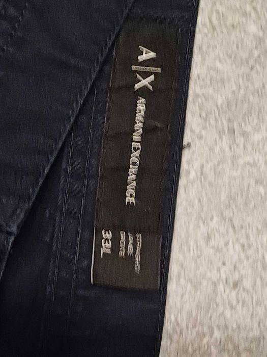Pantaloni Armani Exchange pentru cunoscatori