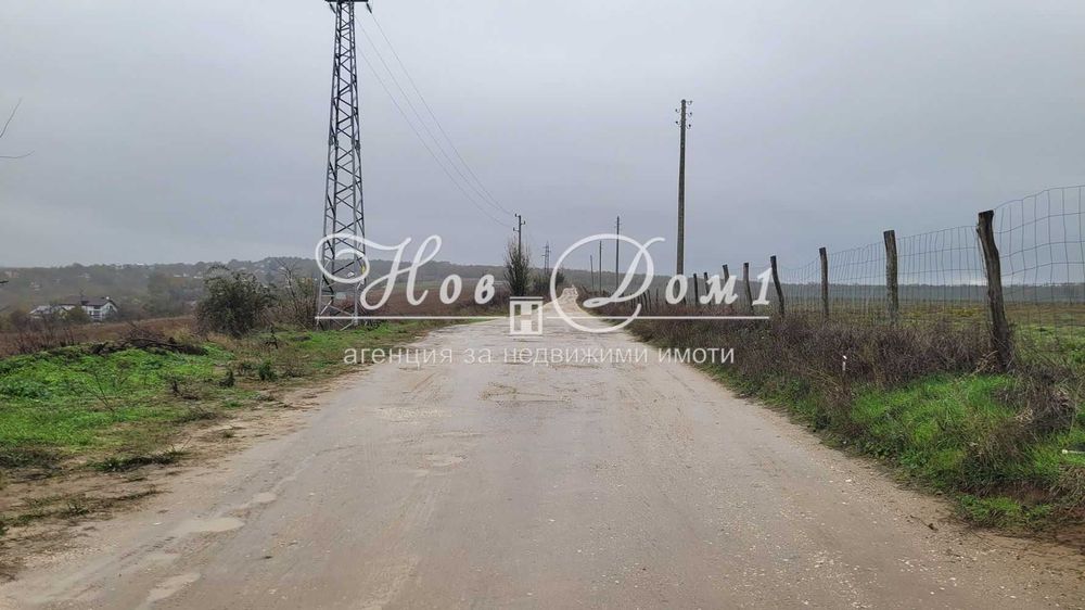 Голям парцел - Добър достъп - Лице 60м