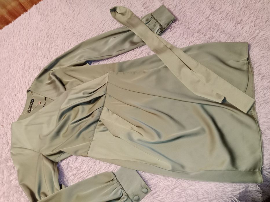 Продам платье атласное с длинным рукавом