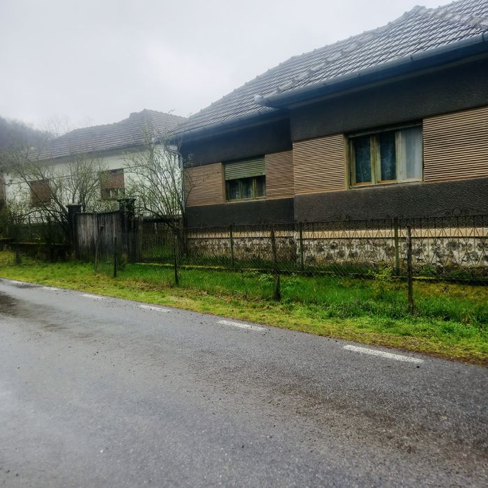 Casă și teren de vânzare