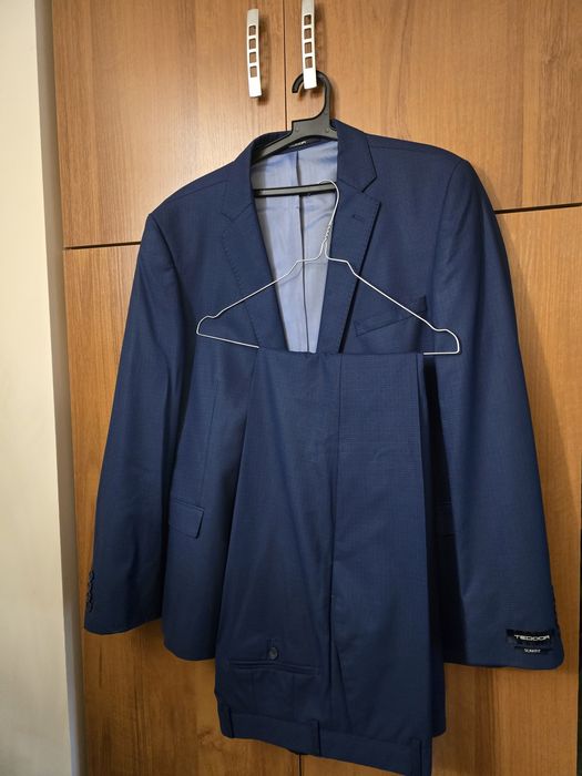 Продавам костюм теодор слим фит