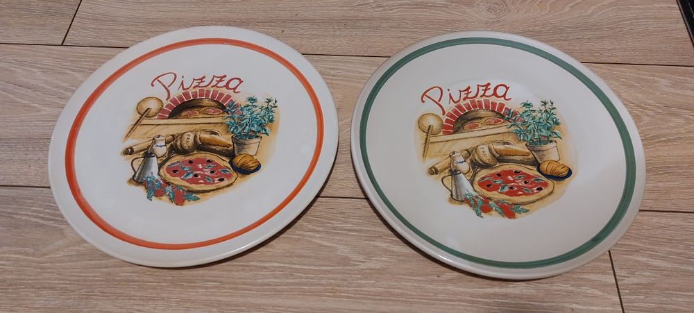 Четири чинии за сервиране на пица