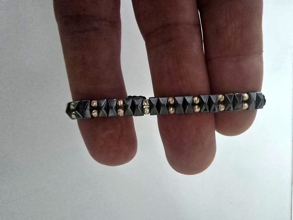 Златни гривни на конец