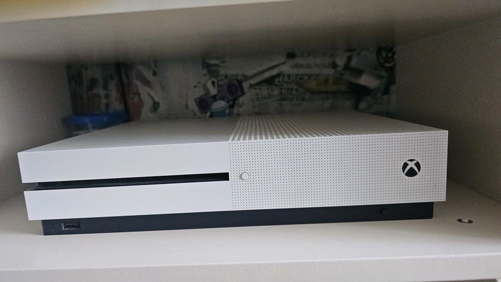 Xbox oneS продам приставку с дисками